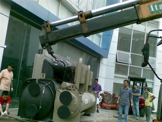 康县随车吊和汽车吊的核心区别是什么？哪种更省钱？