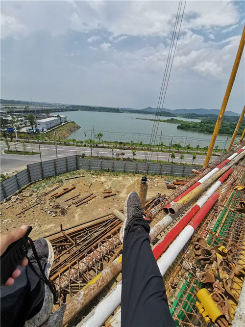 康县作业中发生设备损坏或人员意外，责任怎么划分？